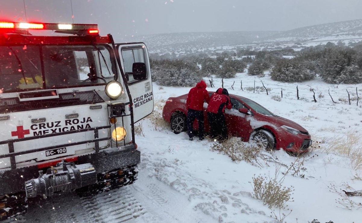 Nieve deja atrapados a decenas de vehículos en 5 kilómetros de carretera en Tecate
