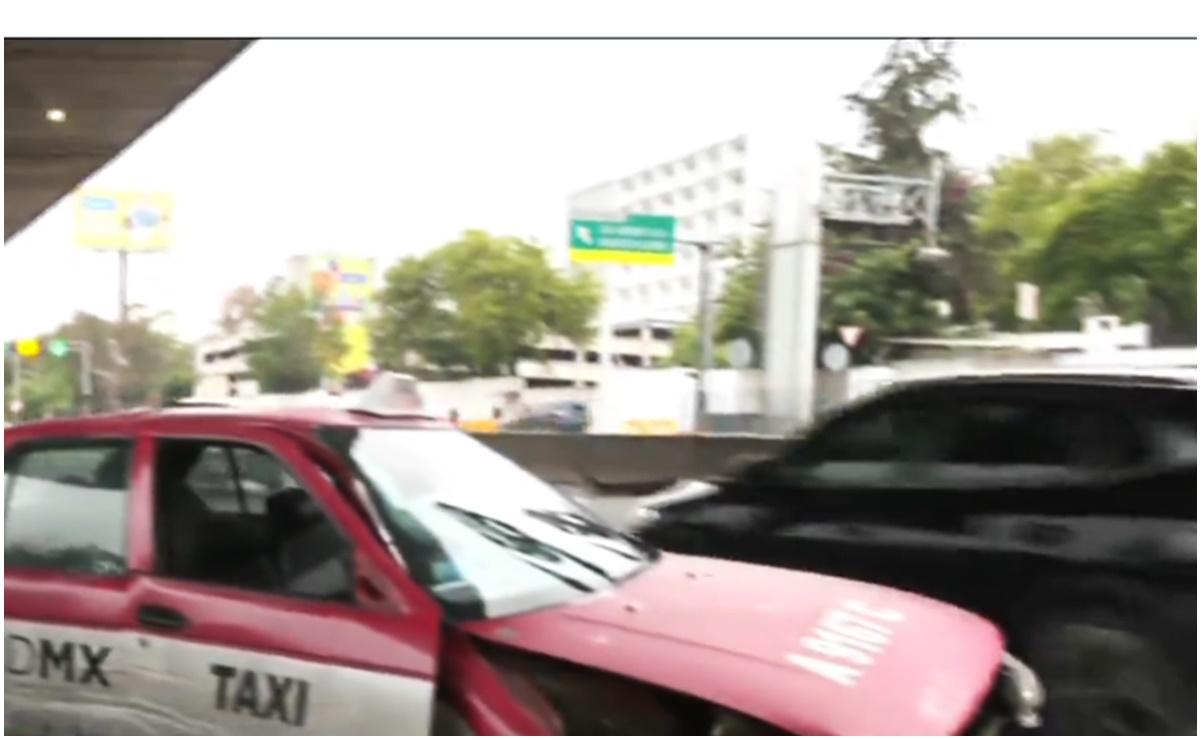 Taxi abandonado en carriles centrales de Periférico provoca caos vial; ¿qué pasó?