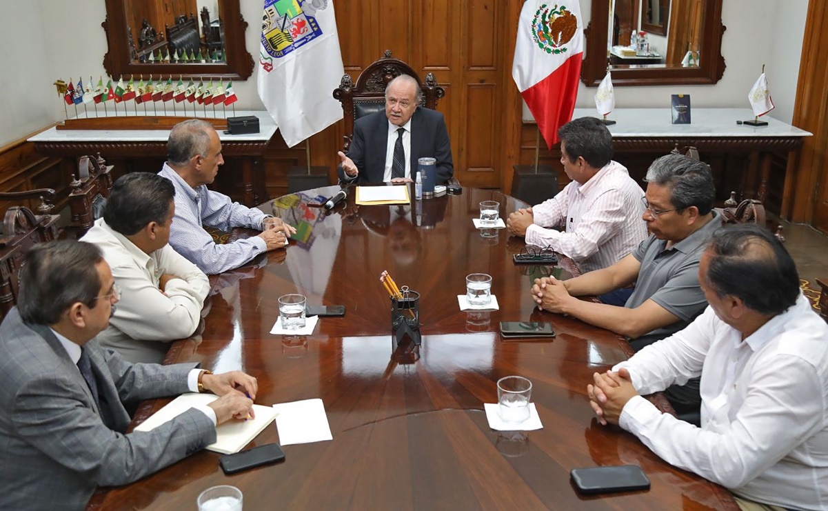 Transportistas acuerdan mesas de diálogo con Gobierno de Nuevo León 