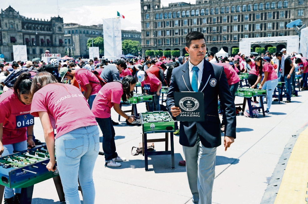 Futbolito en el Zócalo rompe el Record Guinness de asistencia