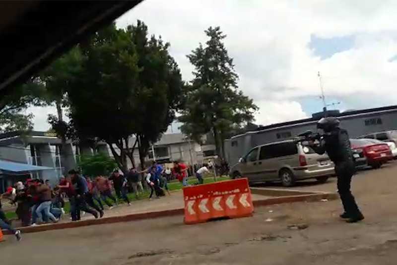Normalistas se enfrentan con policías en Michoacán