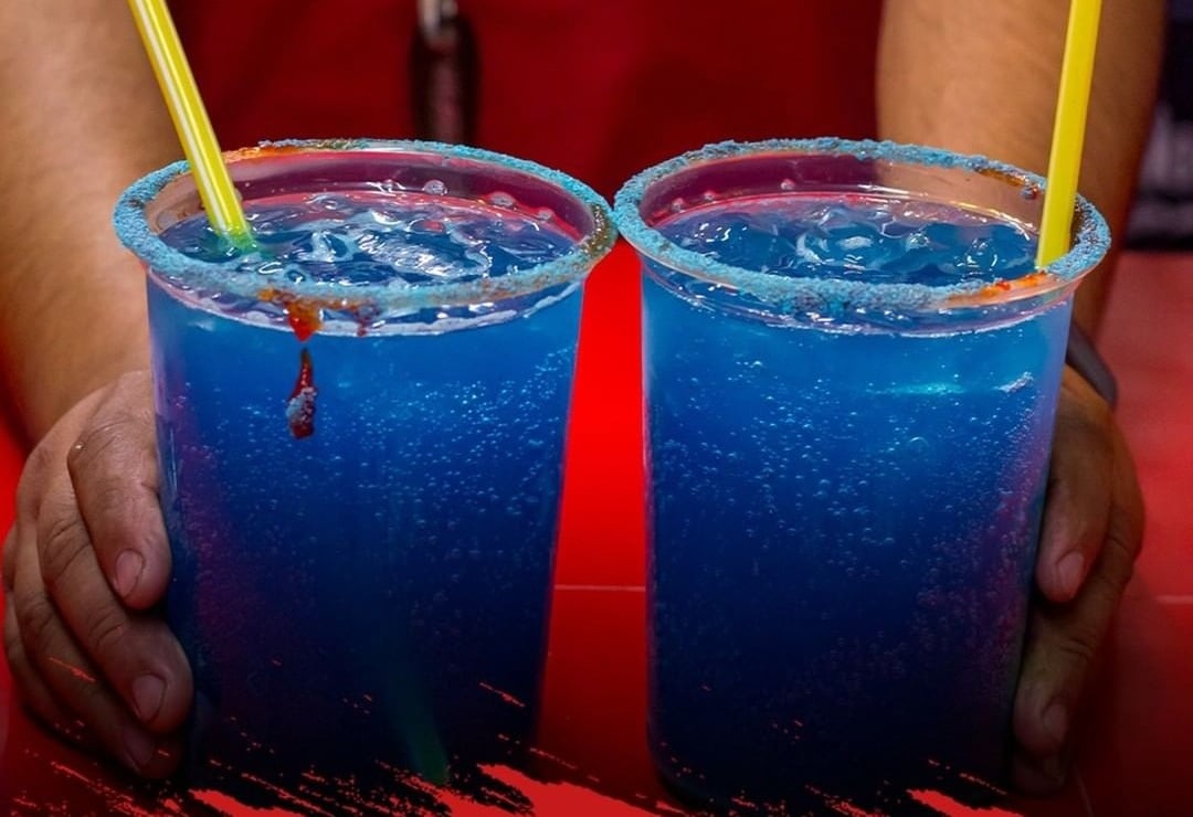 ¿Qué alternativas de bebidas saludables se sugieren como reemplazo a los "azulitos"?