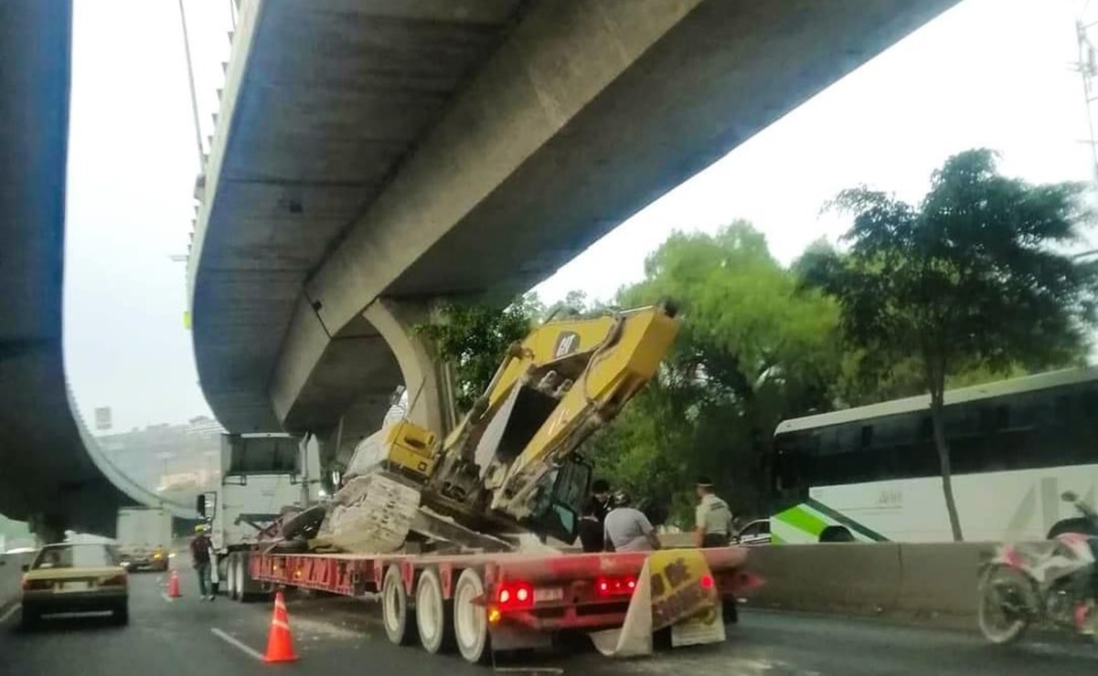 Máquina de construcción cae de plataforma y genera caos vial en la México-Querétaro