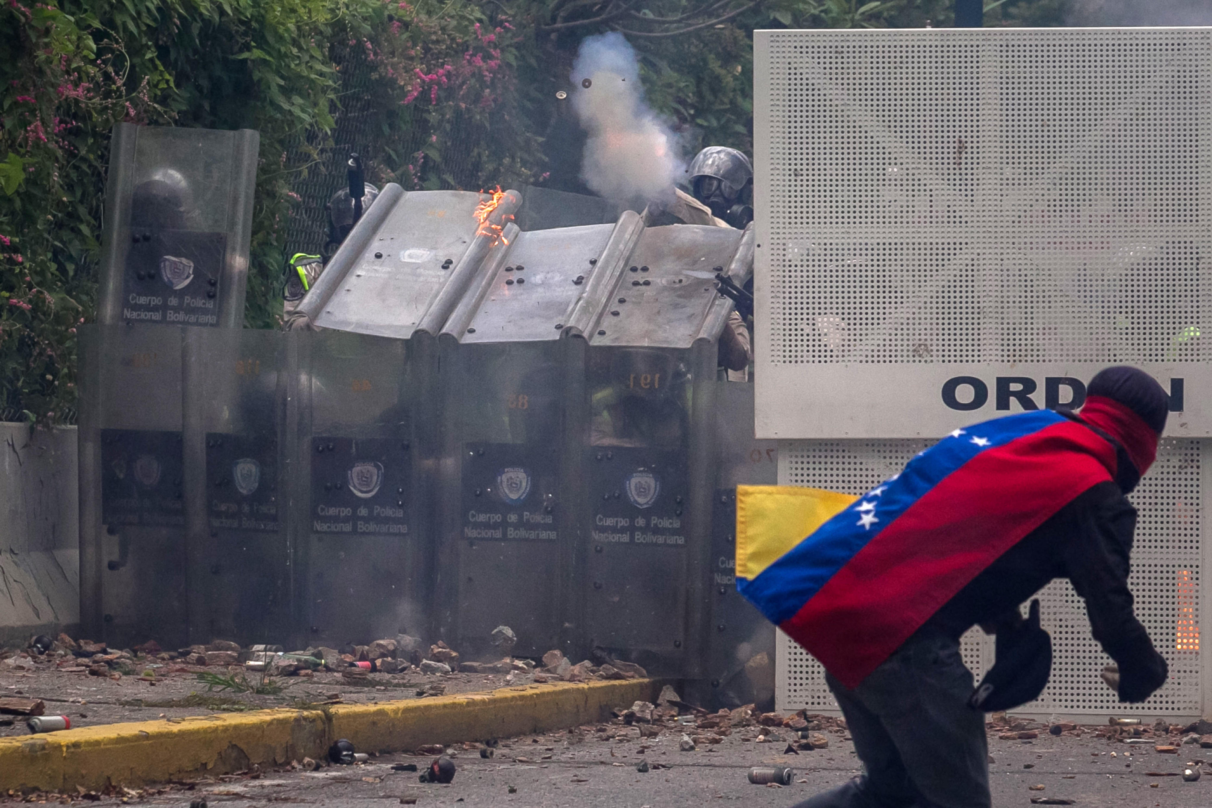 Costa Rica critica "militarización" de la crisis en Venezuela