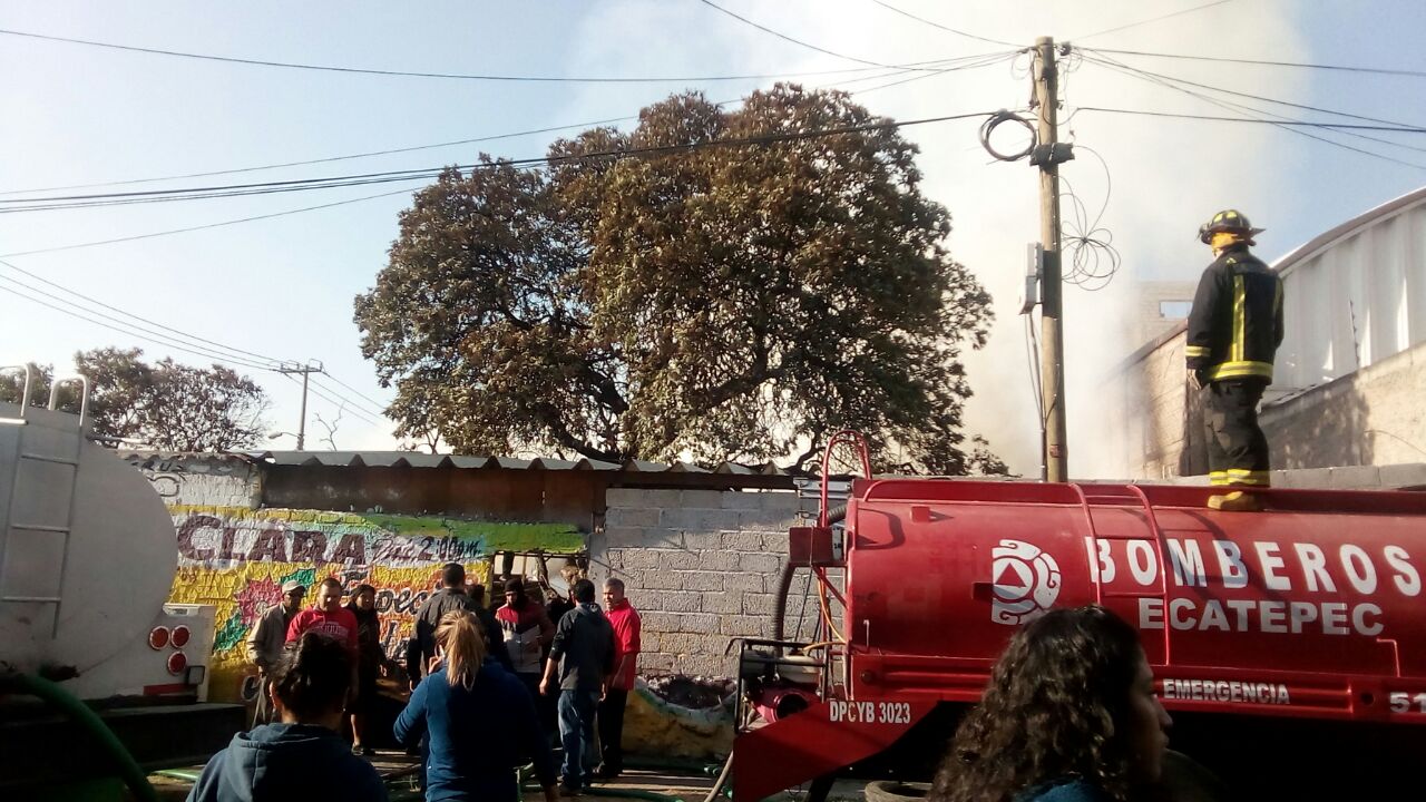 Se incendia fábrica de tarimas en Ecatepec 
