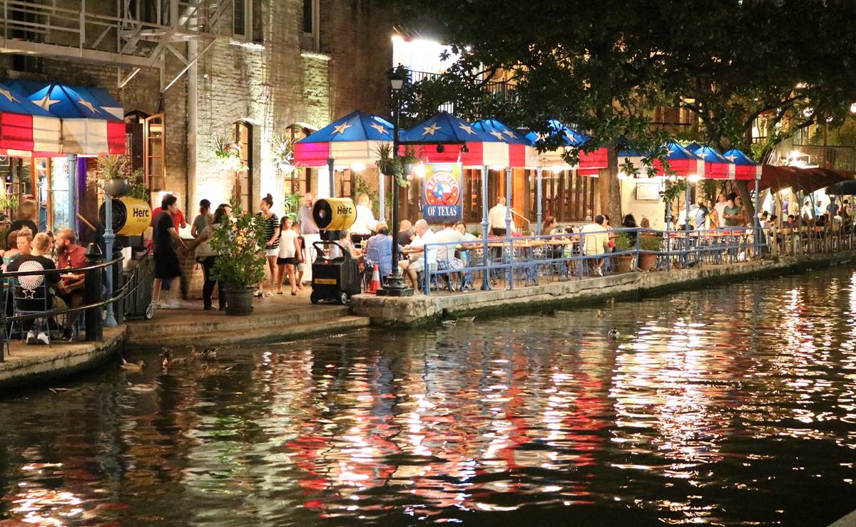 Canta villancicos sobre el River Walk y vive una Navidad mágica en San Antonio