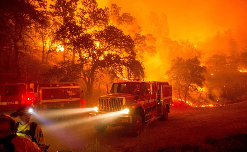 Evacuan a más de 13 mil personas por incendios en California