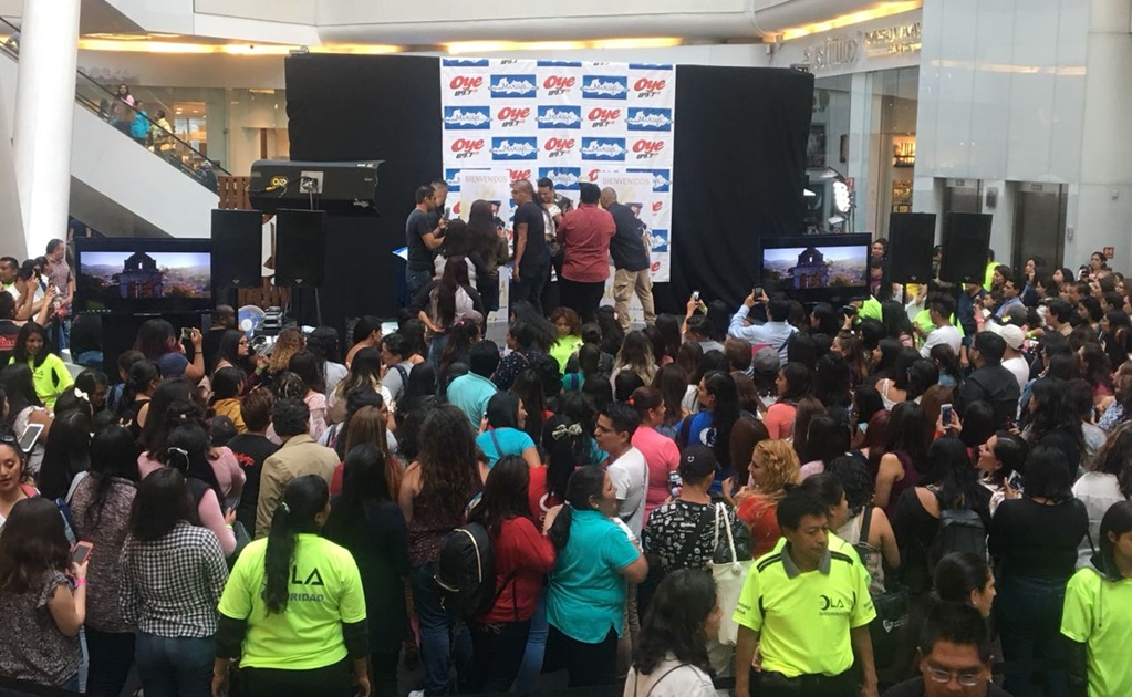 Carlos Rivera enloquece a 3 mil fans en un centro comercial