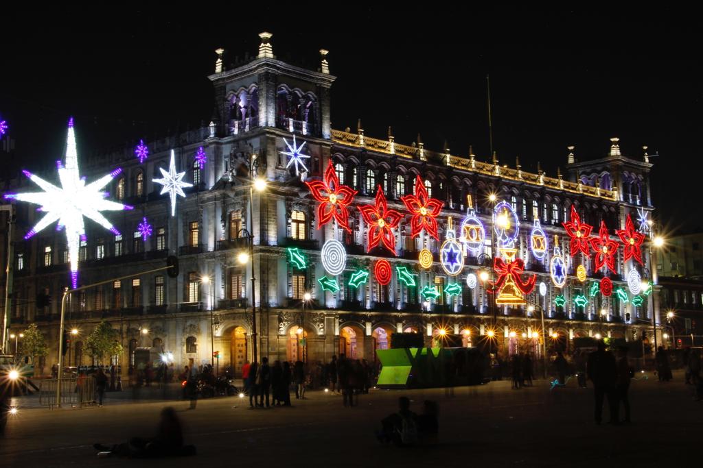 Encienden luces navideñas en el Zócalo de la CDMX 