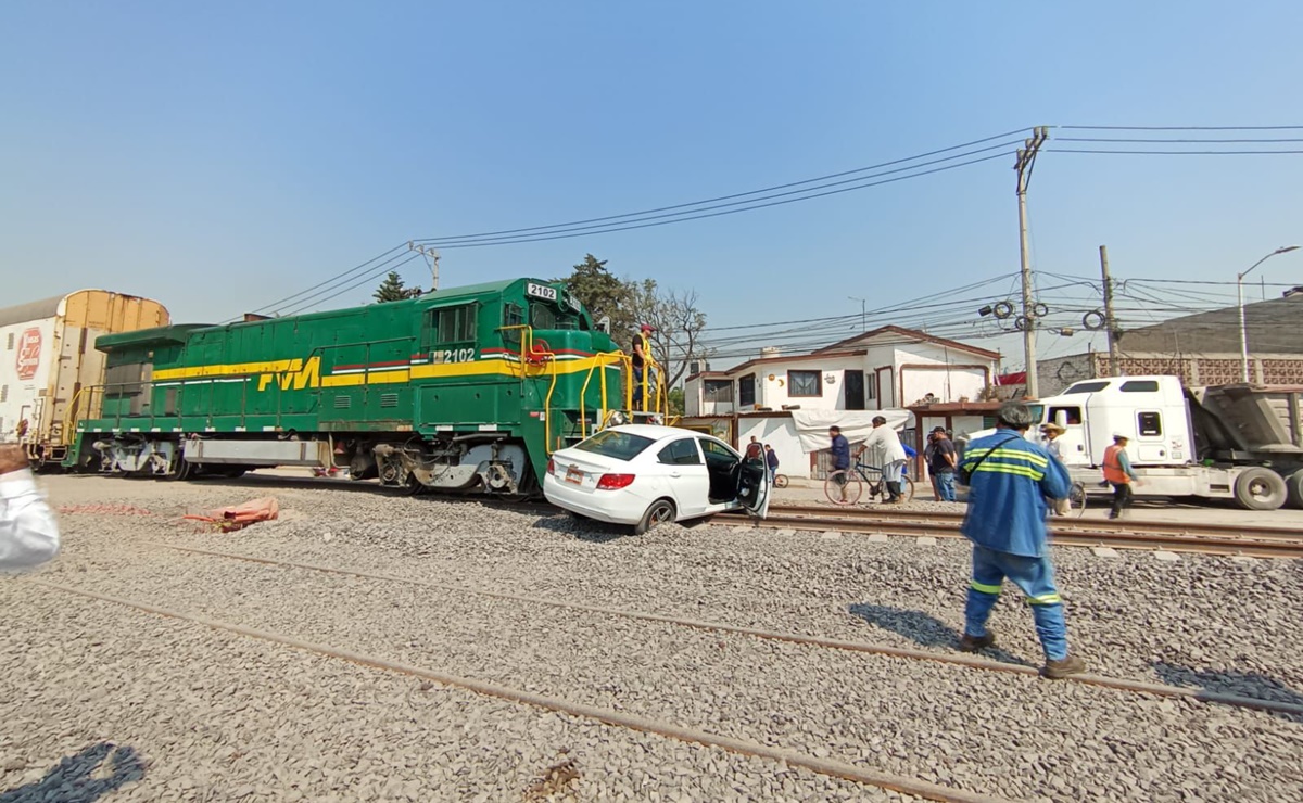 Tren embiste a vehículo en Tultepec, Edomex; una de las llantas se habría quedado atorada entre las vías
