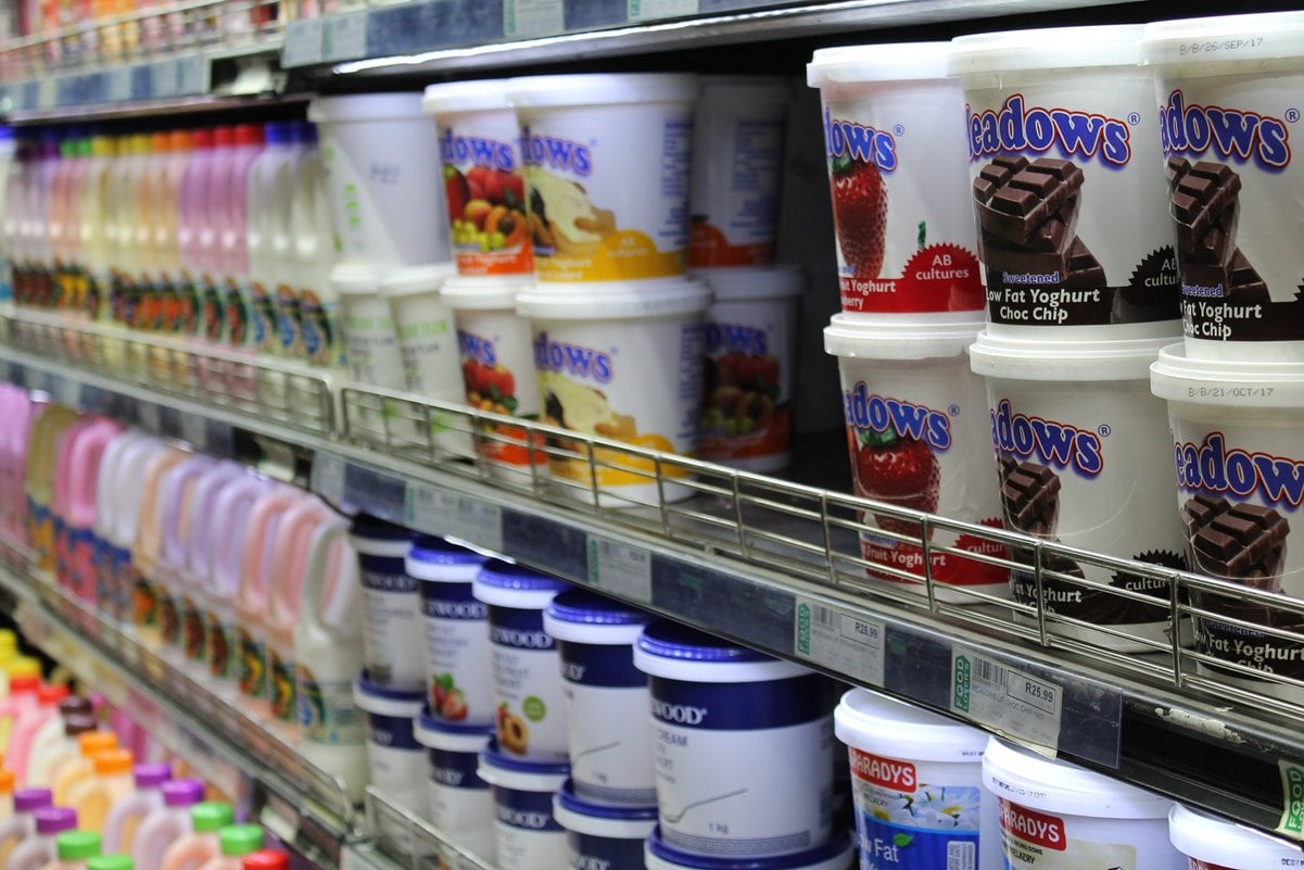 ¿Por qué no debes guardar comida en los envases de yogur?