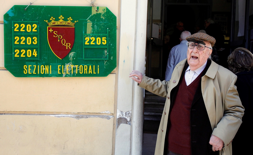 Con flores, cartas y cigarros despiden a Andrea Camilleri