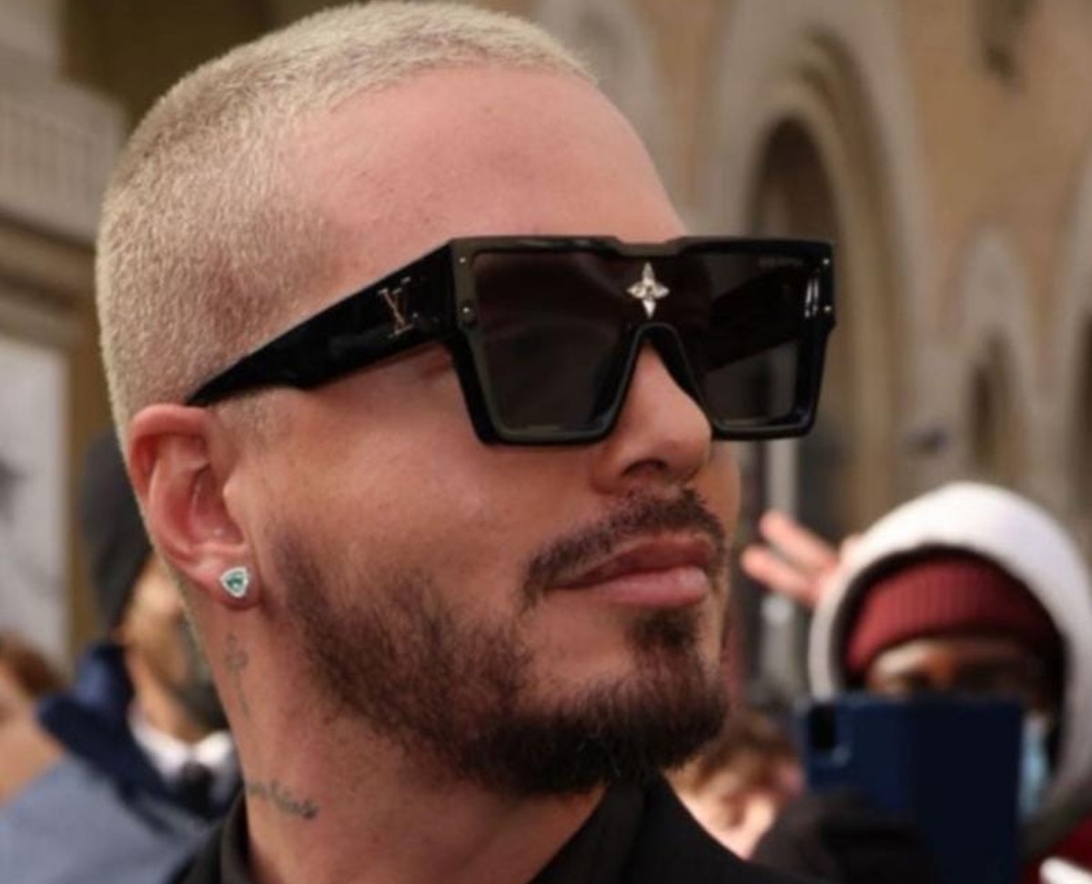 J Balvin sorprende con falda en desfile Louis Vuitton