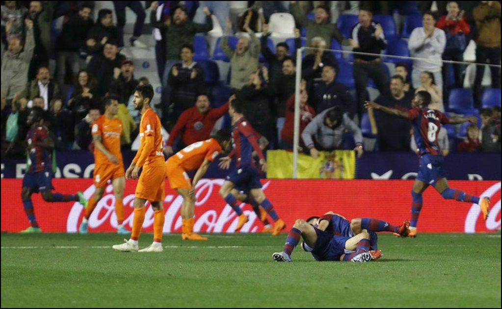Málaga desciende en España con gol de último minuto
