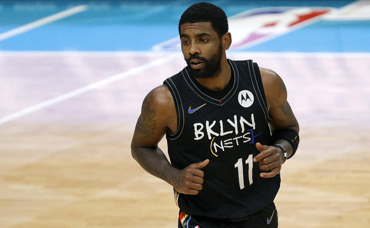 Kyrie Irving, estrella de la NBA, a la banca por no vacunarse