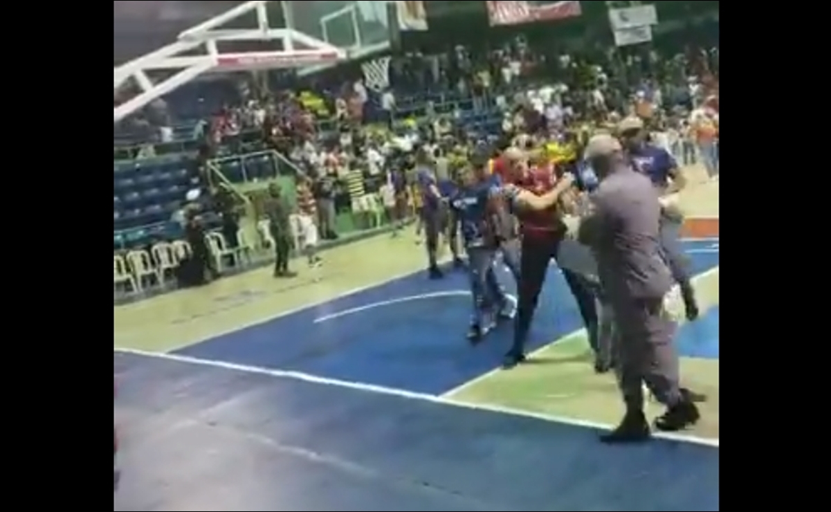 Árbitro de basquetbol estalla y le da un puñetazo a un aficionado