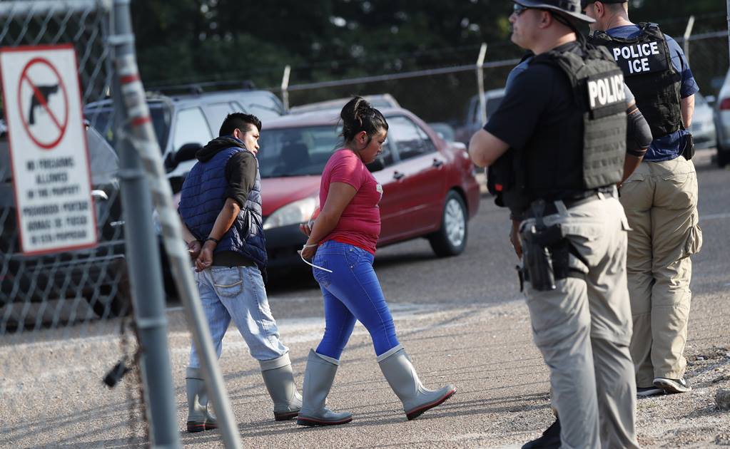 Hijos de migrantes detenidos en Mississippi pasan noche en gimnasio