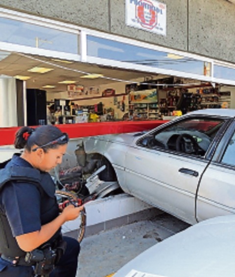 Menor mete carro a OXXO