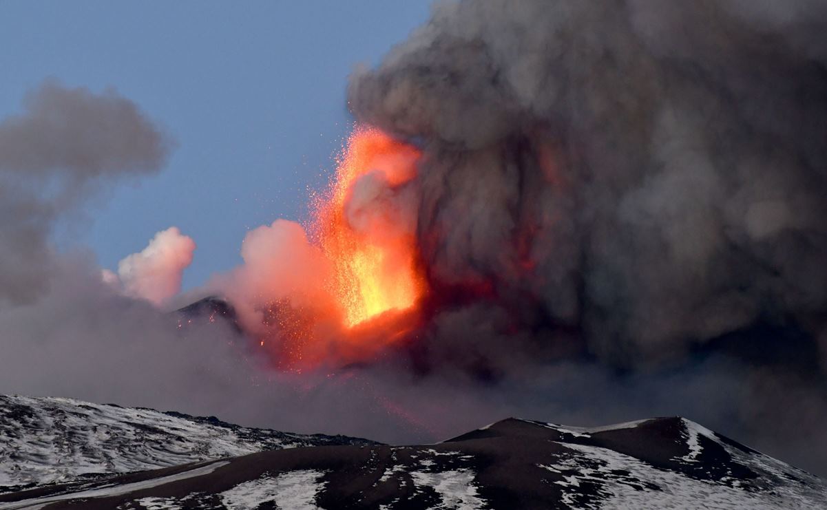 Erupción en volcán Etna provoca cierre del aeropuerto de Catania en Italia
