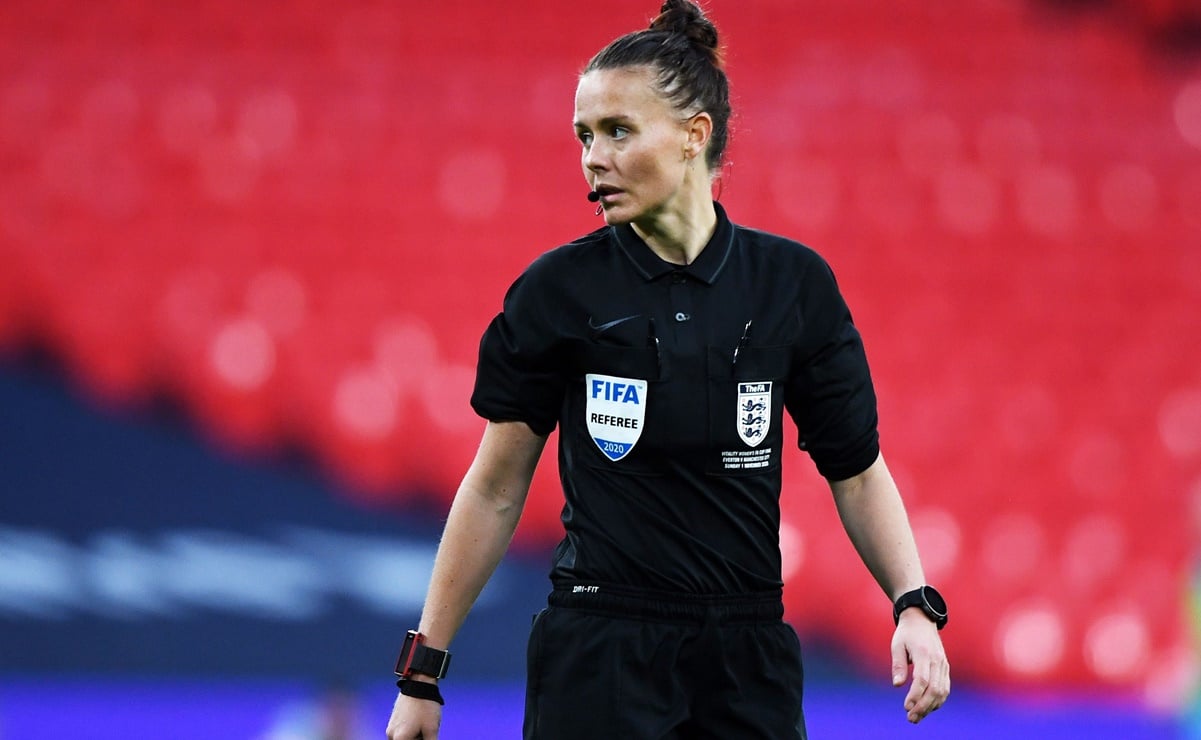 Mujer árbitro hará historia en juego masculino del futbol profesional de Inglaterra