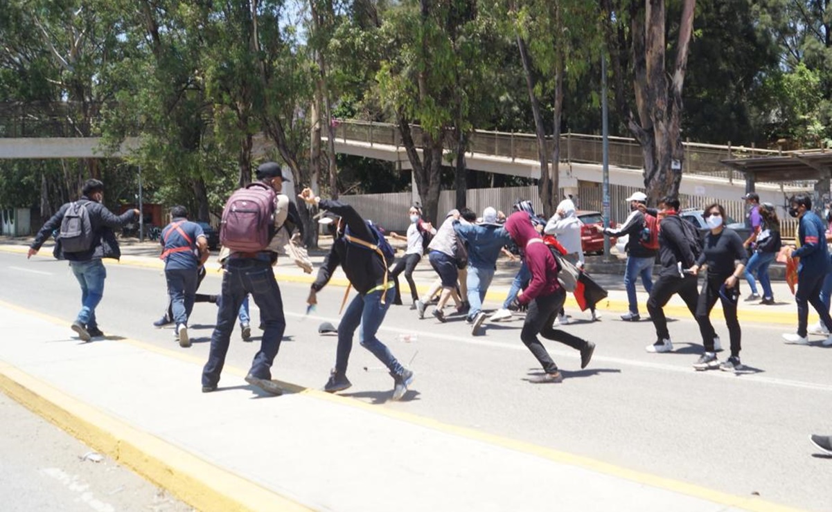 Condenan agresión de normalistas a periodistas en Oaxaca