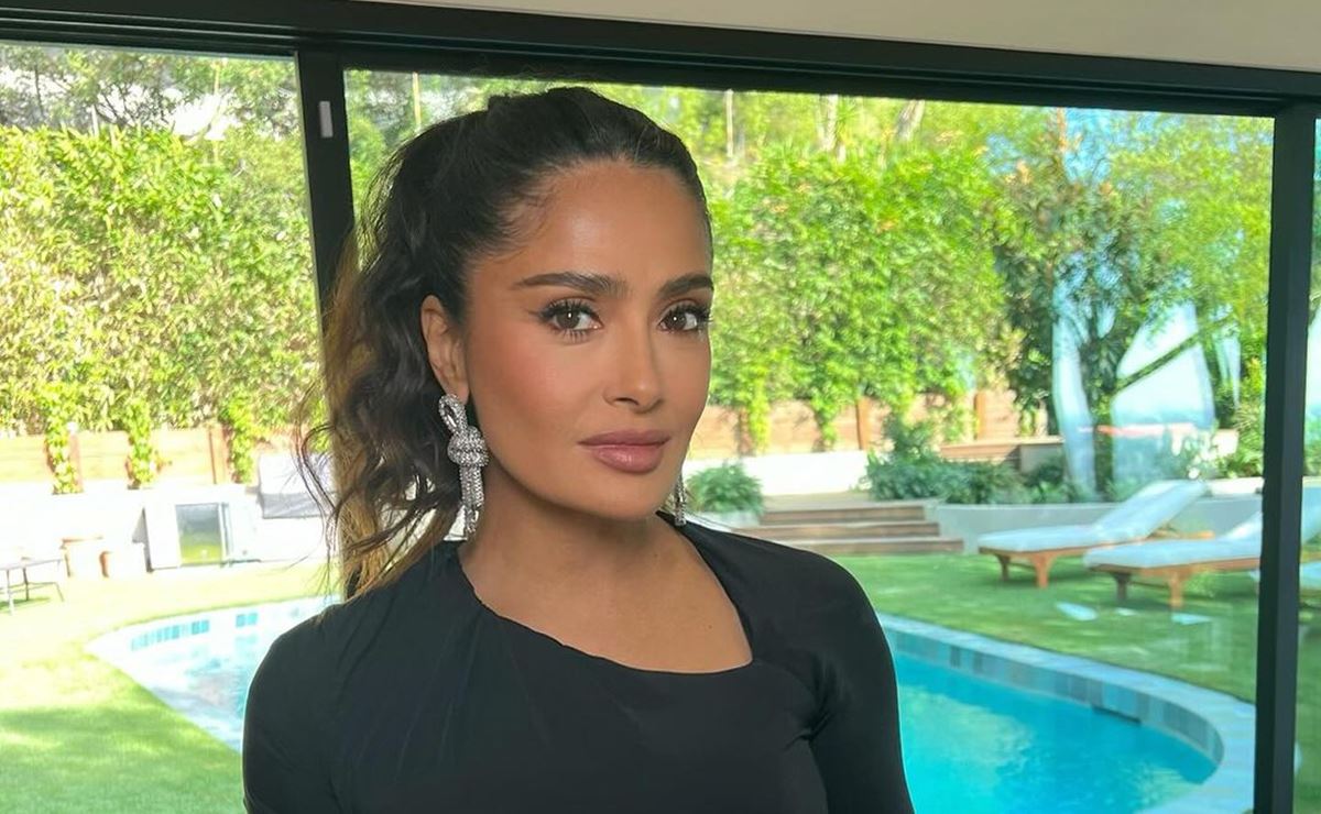 Salma Hayek luce elegante traje con top de escote profundo