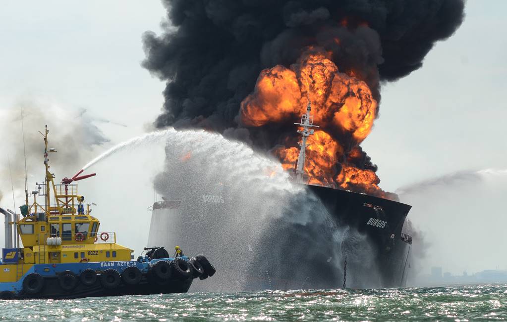 Profepa y ASEA verifican medidas para evitar daño ambiental por buque incendiado