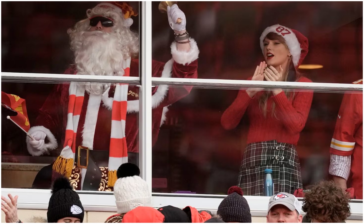 VIDEO: La Taylor Swift más navideña llegó con Santa Claus a apoyar a Travis Kelce