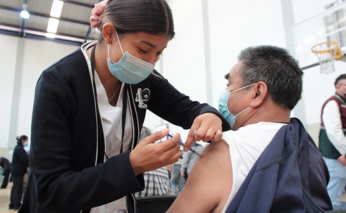 Tras aglomeraciones por tercera dosis anticovid, llaman a adultos mayores a respetar turnos en Tlalpan 