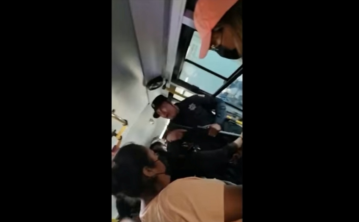 VIDEO: Policía dispara su arma para bajar a normalistas de autobús en Oaxaca