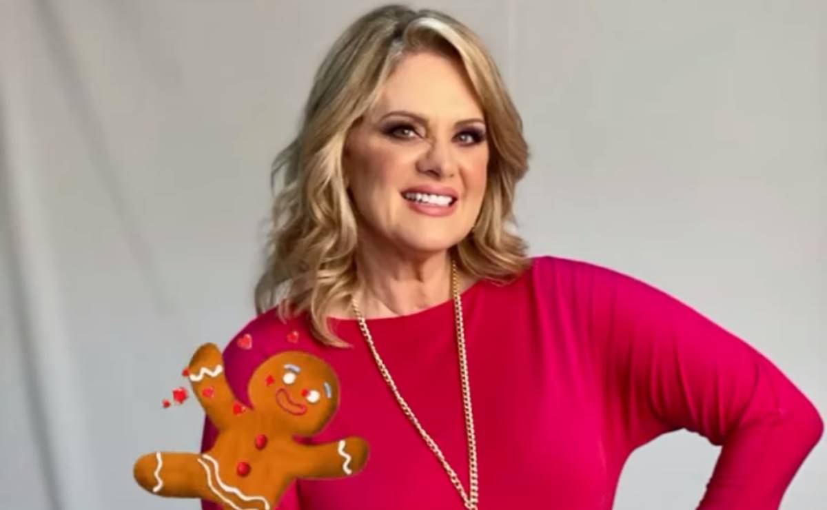 Érika Buenfil posa en la cama como traviesa conejita