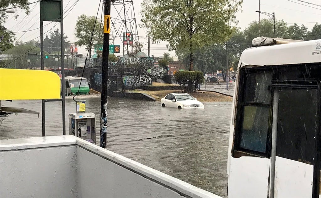 Reportan encharcamientos en Copilco por fuerte lluvia