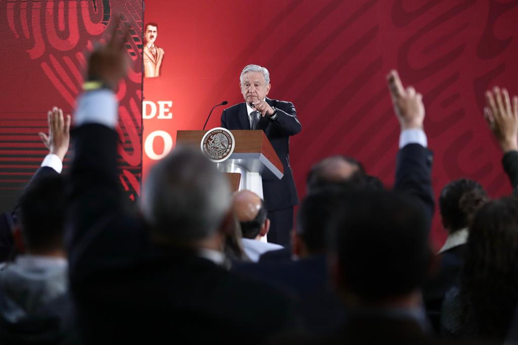 Rechacé renuncia del titular de la CRE: López Obrador
