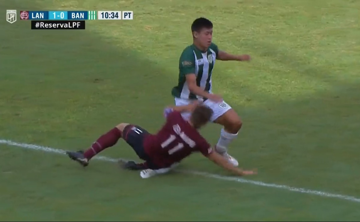 VIDEO: Futbolista sufre escalofriante lesión tras una jugada accidental