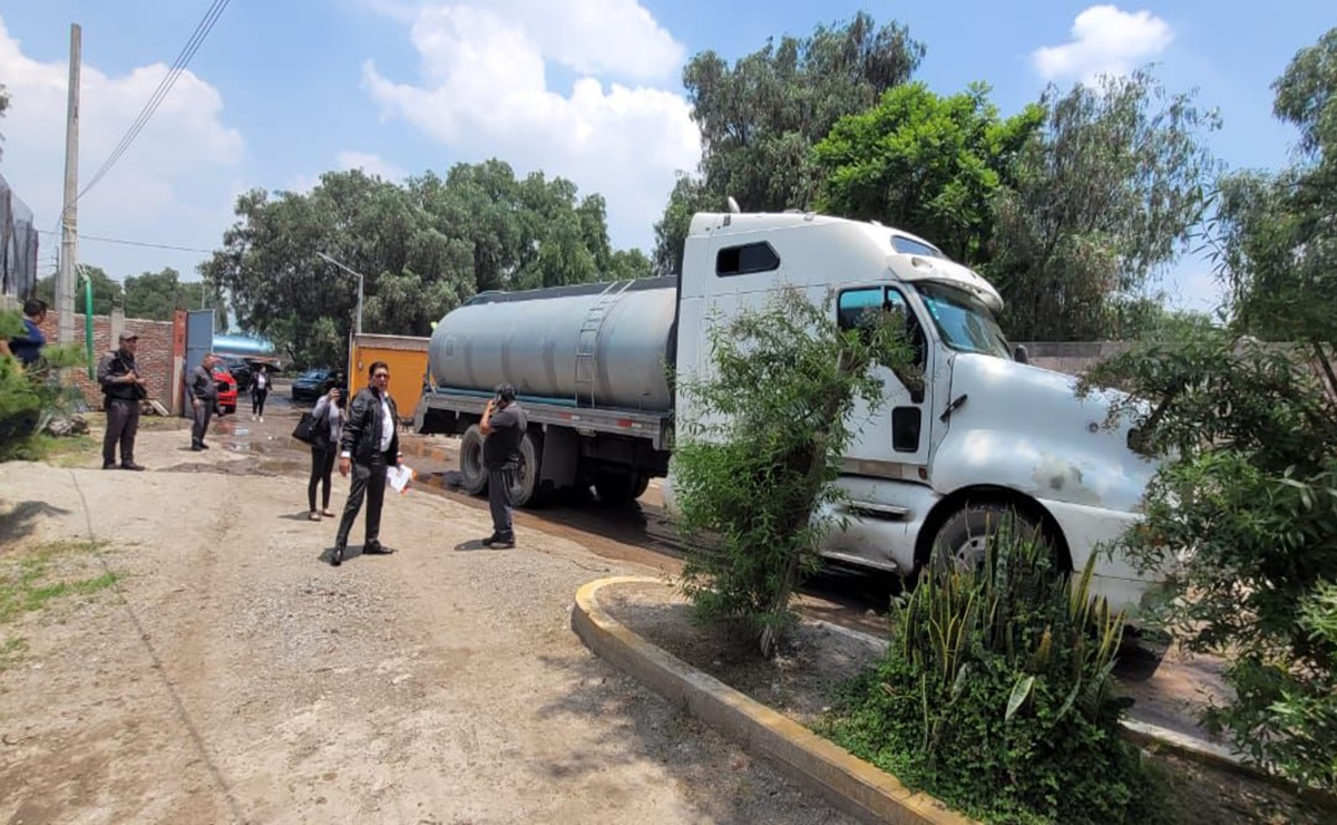 Arrestan a dos por extraer agua de pozo clandestino en Acolman, Edomex; aseguran camión tipo cisterna