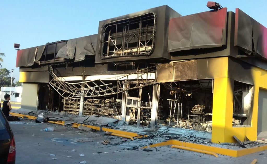 Incendian tienda de conveniencia en Lázaro Cárdenas