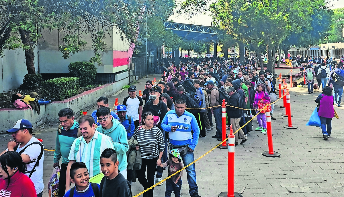 Con largas filas inicia cierre de estaciones de la Línea 9 del Metro