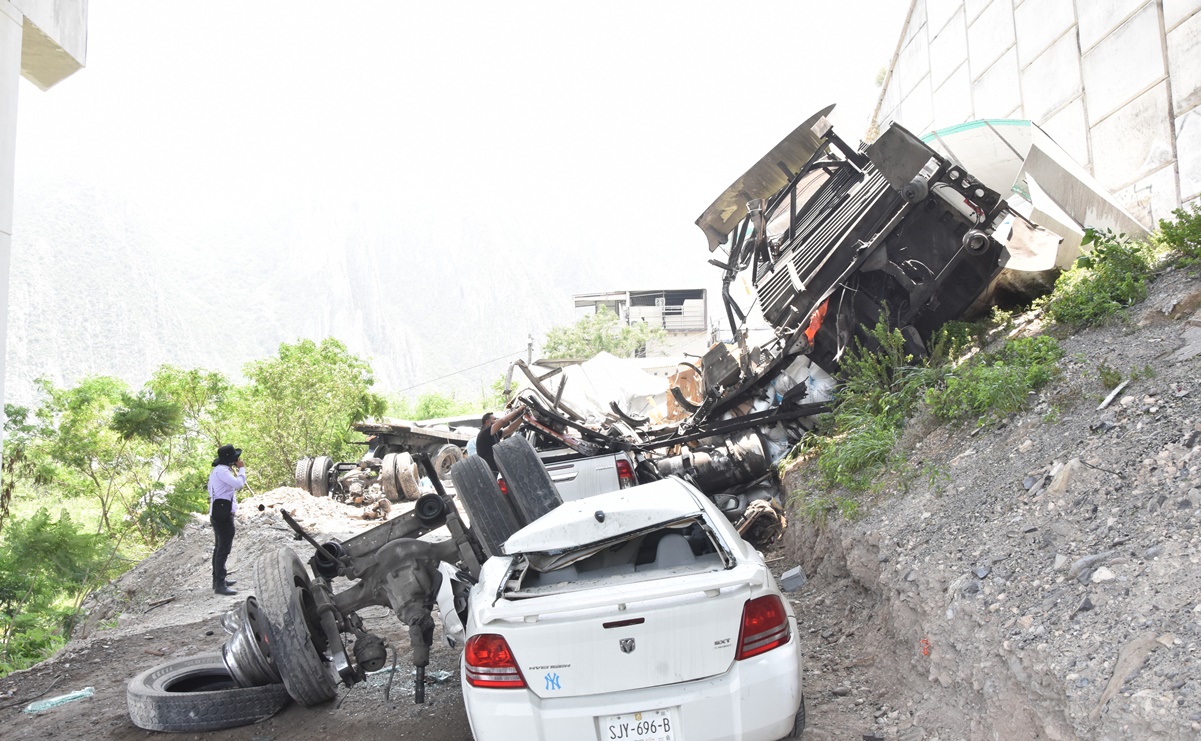 Tráiler choca y se cae desde puente de la autopista Monterrey-Saltillo