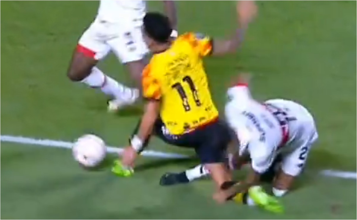 VIDEO: Exjugador de Rayados sufre brutal entrada en la Copa Libertadores