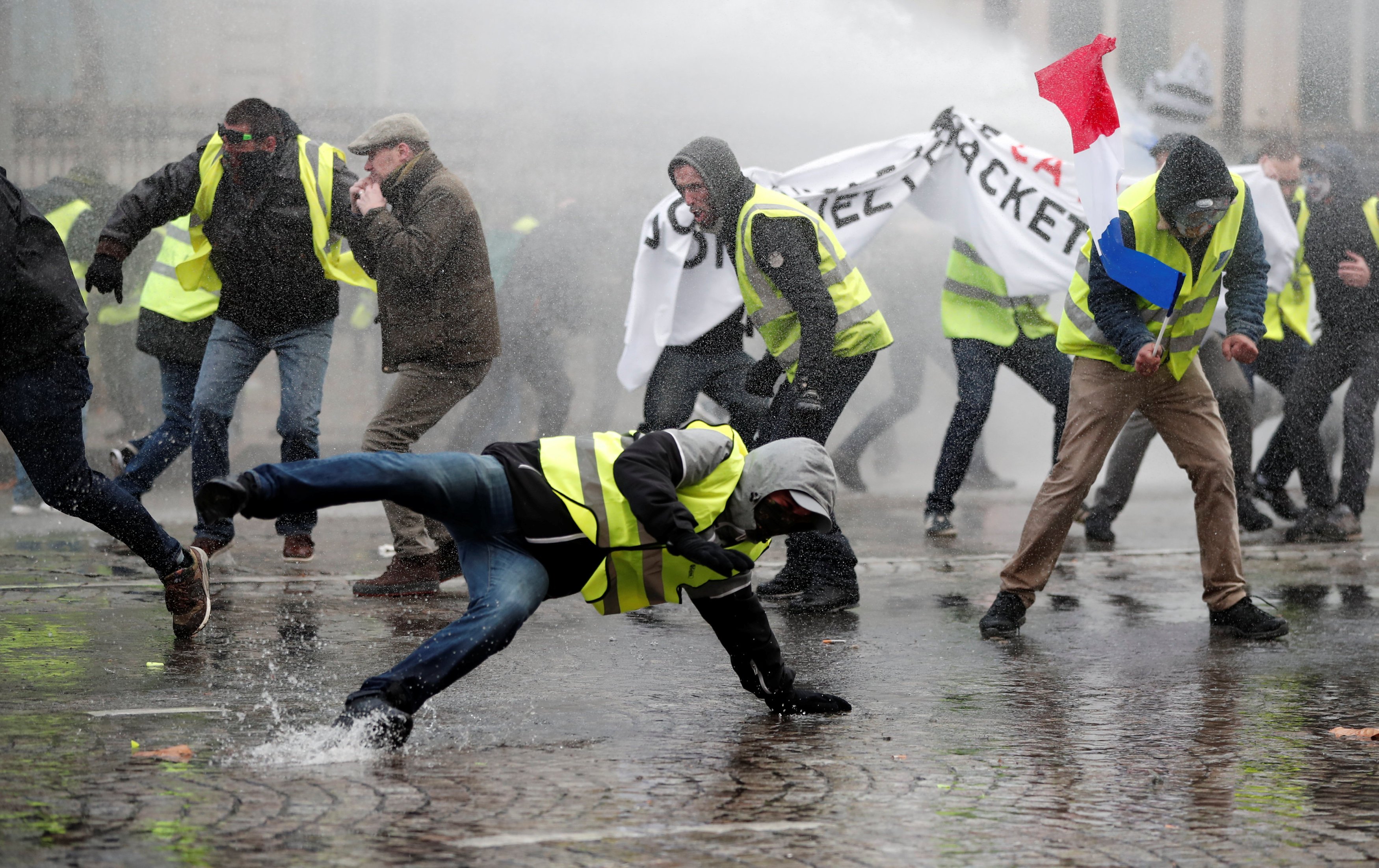 Policía francesa lanza gas lacrimógeno a manifestantes en París