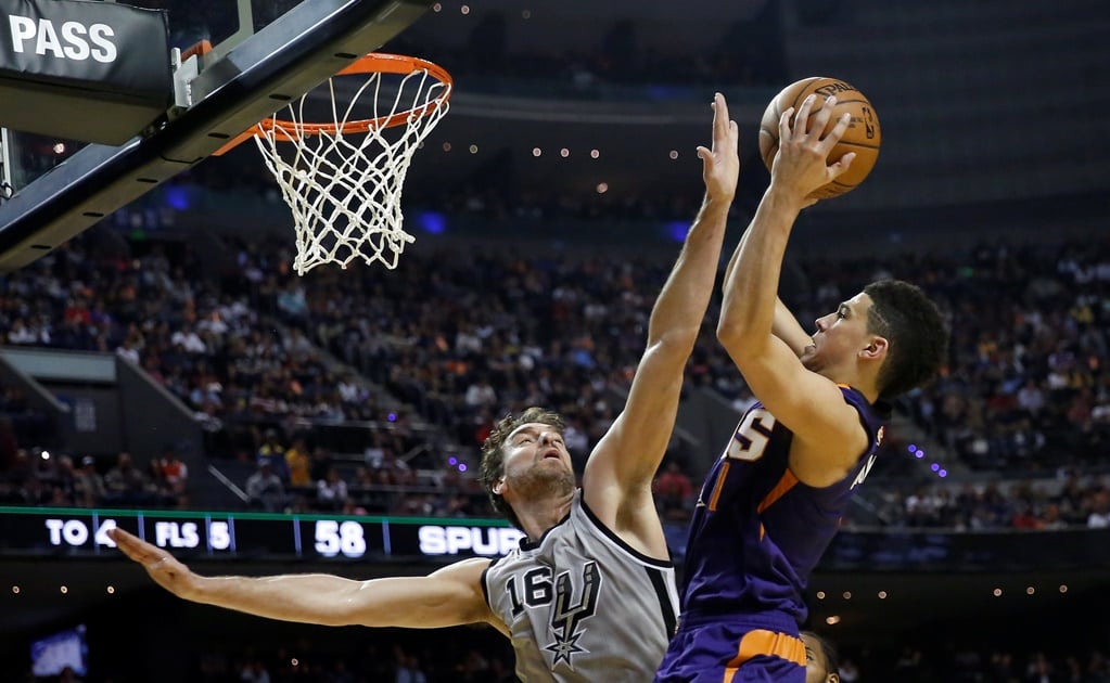 Booker sorprende y guía triunfo de los Suns en México