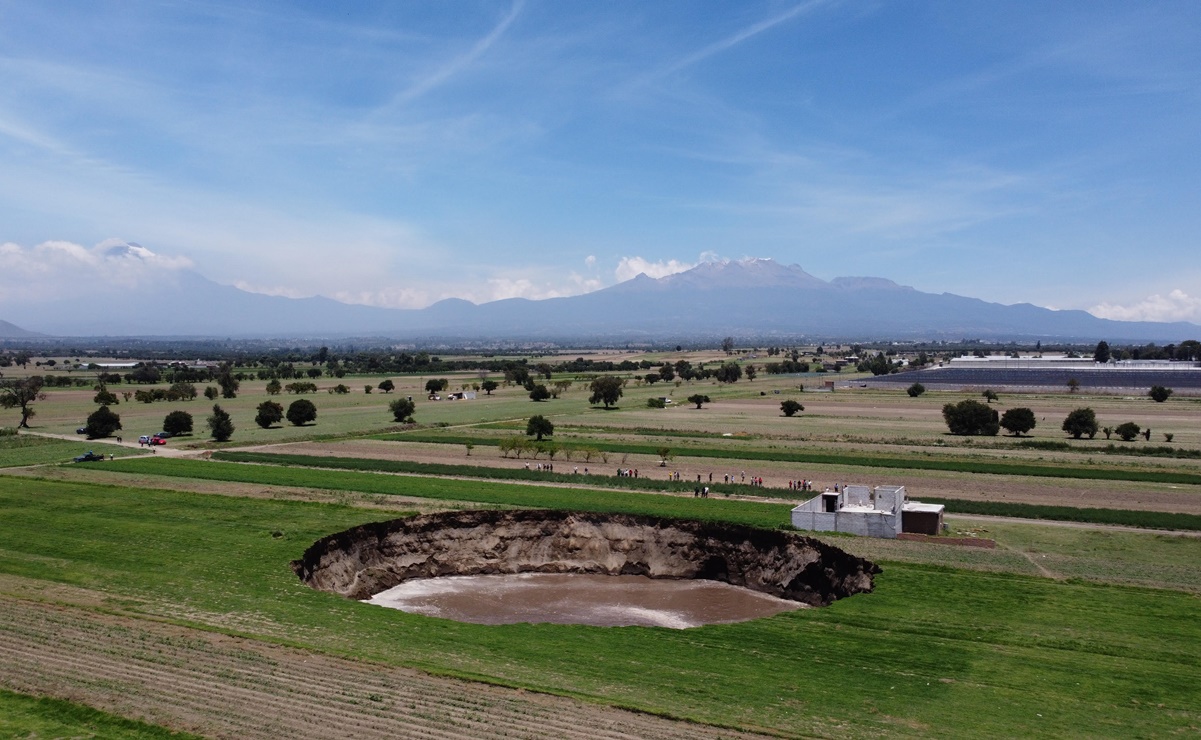 Así se ve desde el aire el socavón de 70 metros que apareció en Puebla