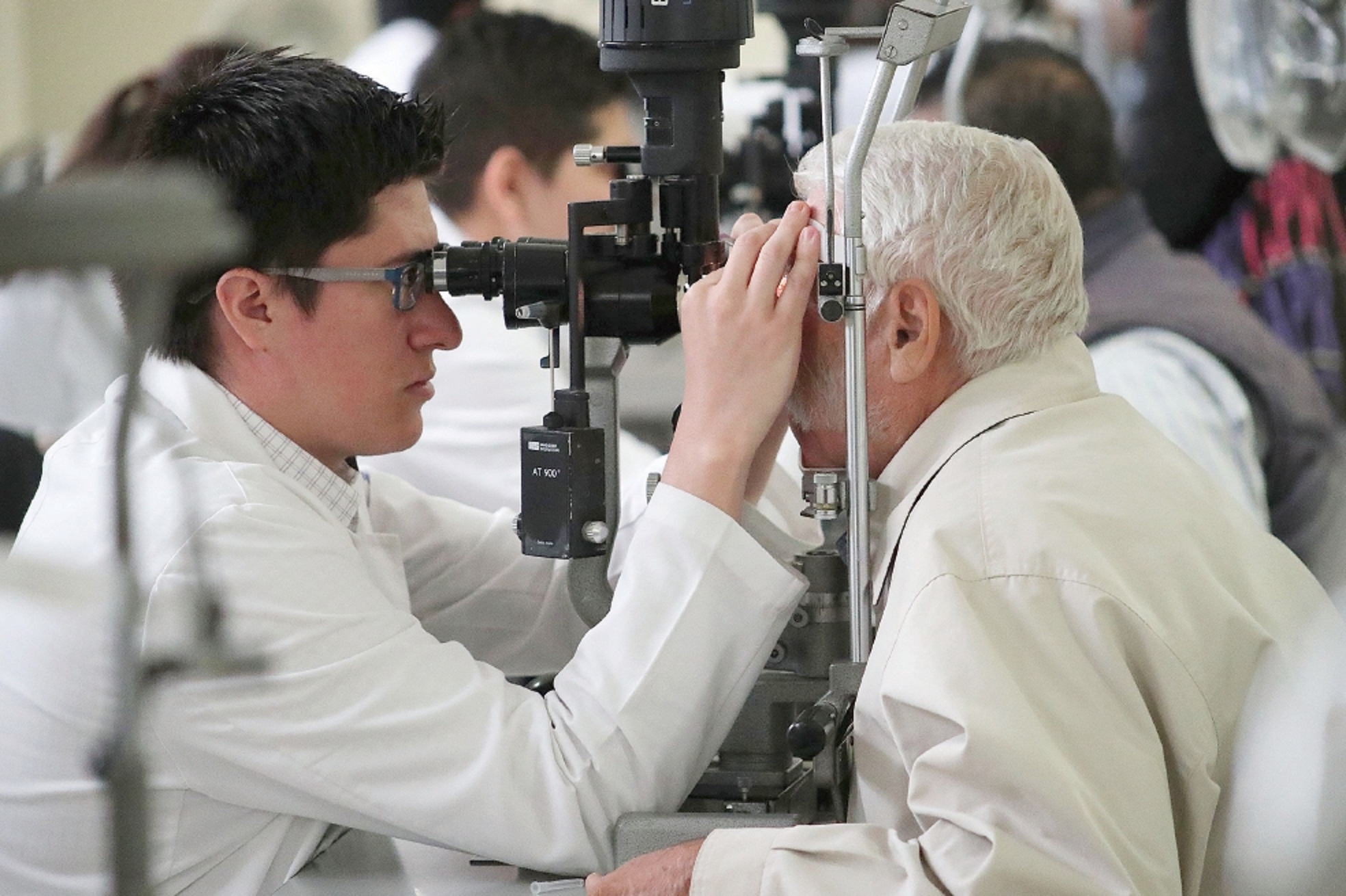 Diabetes, edad y miopía, factores para desarrollar glaucoma, alerta IMSS