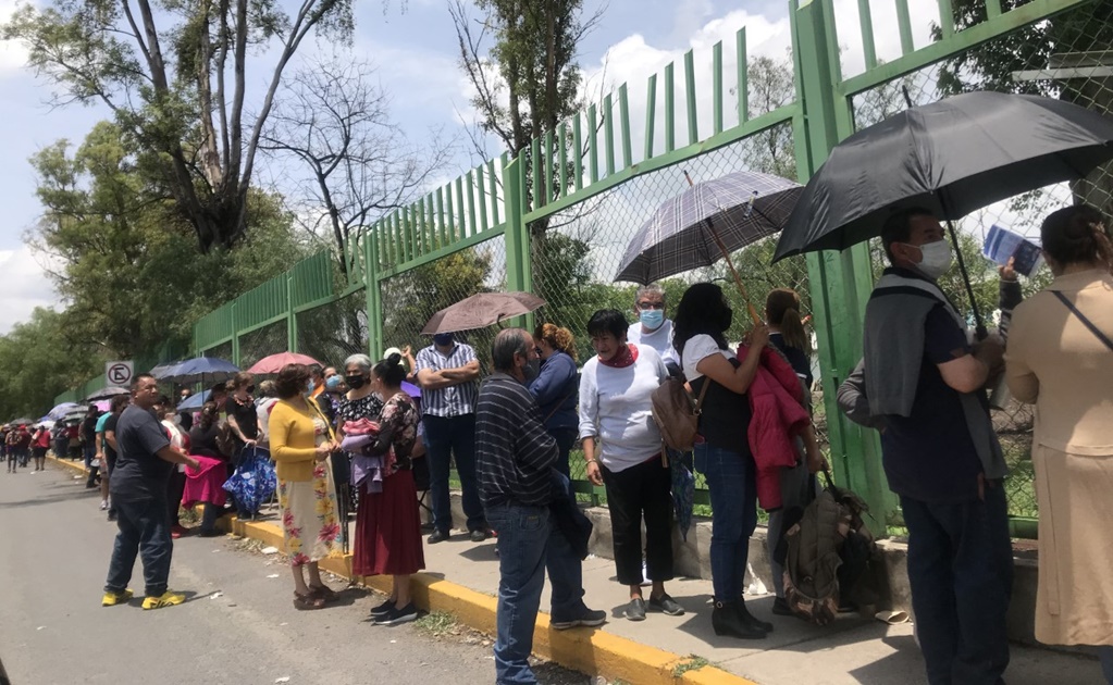 En largas filas y bajo el sol, adultos de más de 50 años esperan a ser vacunados en León 
