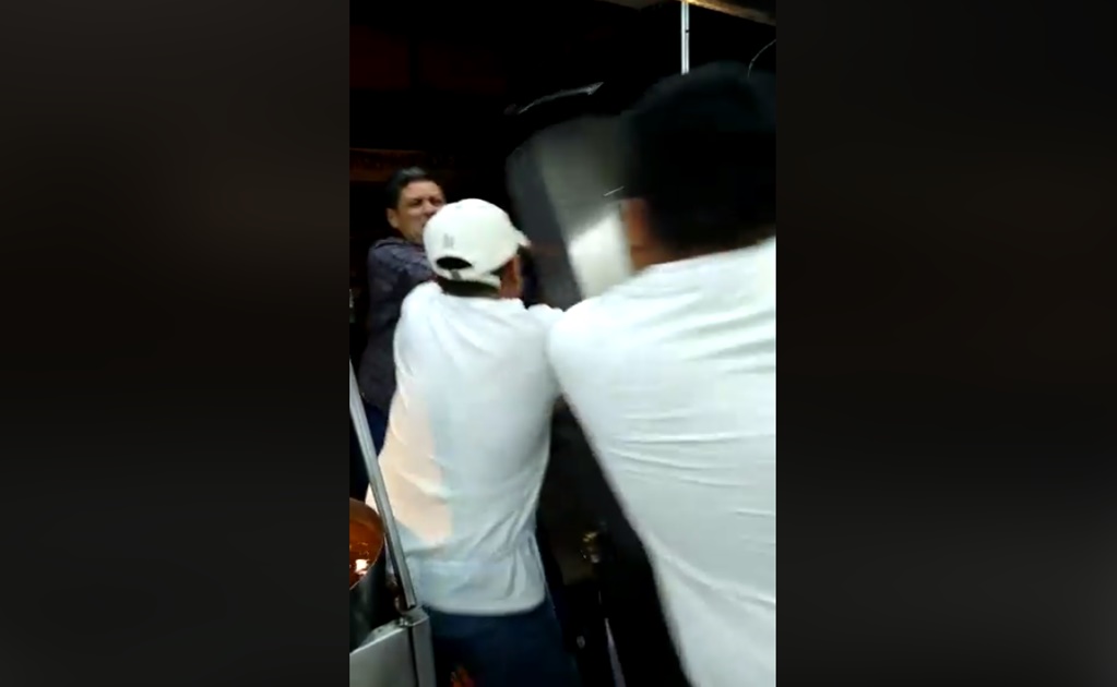 Captan en video a hombre destrozando taquería; ya le dicen #LordTaco