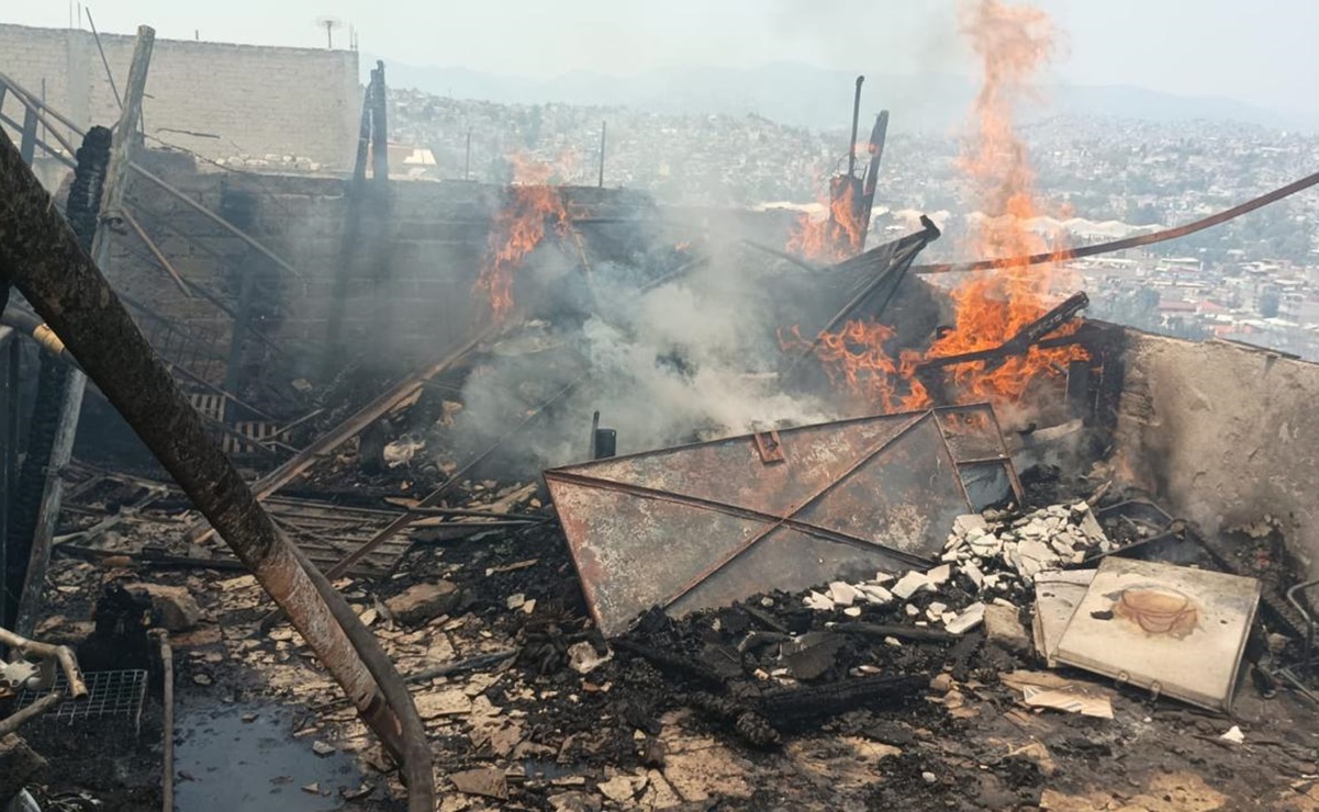 Rescatan a 4 niños y 2 mujeres tras quedar atrapados en un incendio de una vivienda en Naucalpan