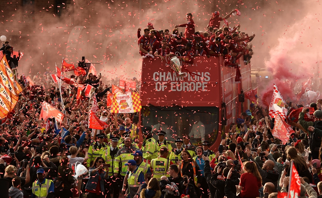 Miles de fans del Liverpool enloquecen en el desfile del campeón