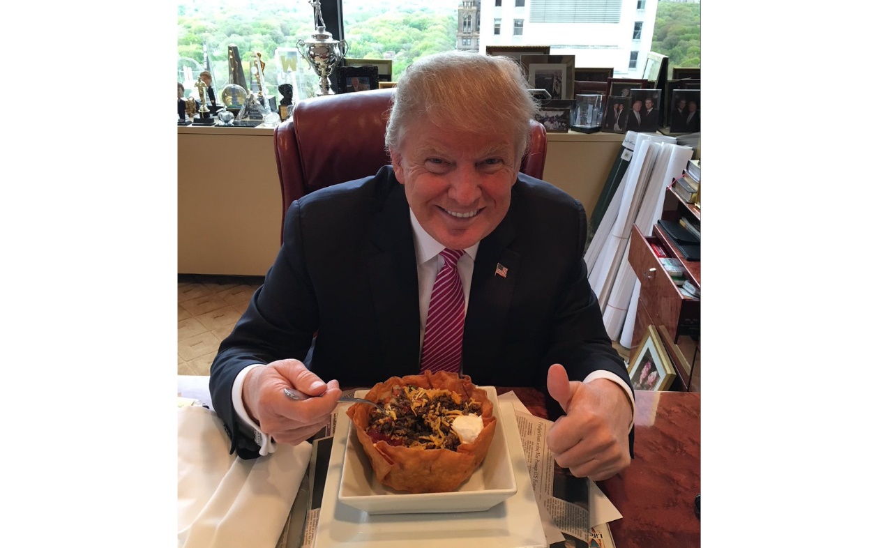 "Happy Cinco de Mayo"; Trump celebra con 'bowl de taco'