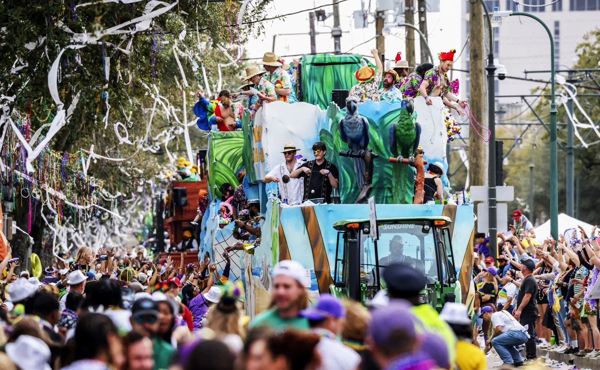 Critican por contaminación con plástico a carnavales del Mardi Gras y su tradición de lanzar perlas de colores