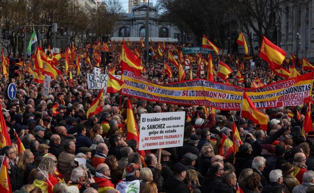 Miles se manifiestan en Madrid contra el gobierno de Pedro Sánchez